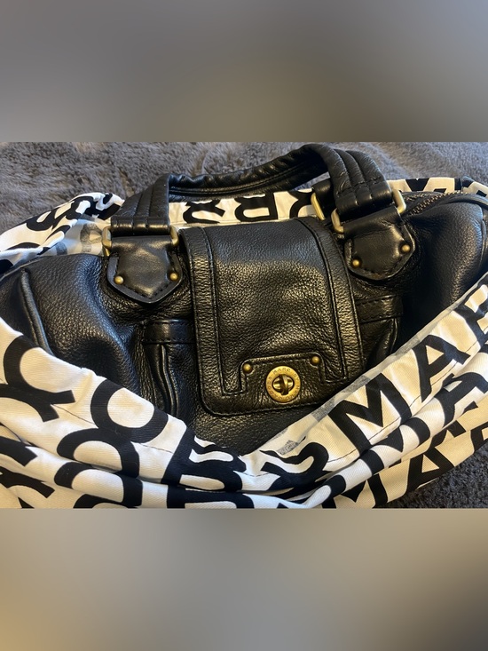 Marc Jacobs Handbags - Marc Jacobs Black Leather Turn-Lock Shoulder Bag with Duster